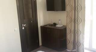 Гостиница Guest house na Astrahanskoy 45 Анапа Двухместный номер с 1 кроватью и террасой-2